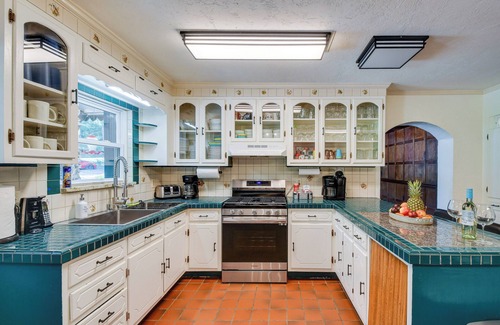 Saint Mary Casa | Missouri Castle w/ Private Lake, Pool & 100 Acres!