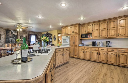 Buffalo Casa | Missouri Getaway w/ Pasture Views & Patio!