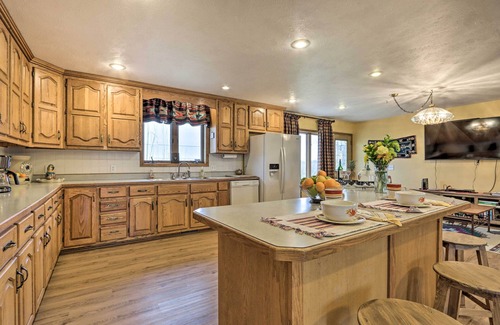 Buffalo Casa | Missouri Getaway w/ Pasture Views & Patio!