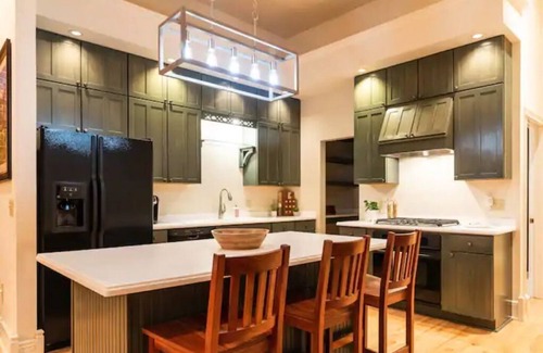 Monroe Casa | MJ's Penthouse ,a piece of paradise on Monroe's historic square