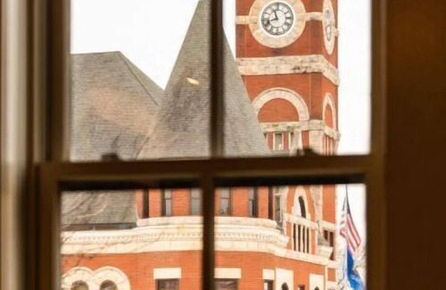 Monroe Casa | MJ's Penthouse ,a piece of paradise on Monroe's historic square