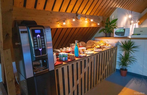 Saint-Colomban-des-Villards Casa | Mountain Charm & Comfort: Family Apartments | BBQ Facilities, Pets Allowed!