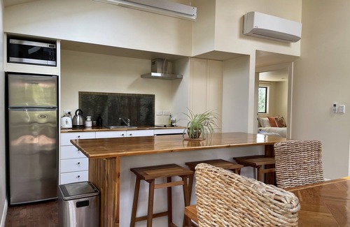 Raglan Apartamento | Moana Apartment with Bush Views and near Surf