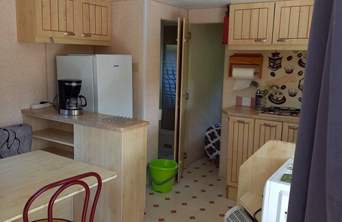 Sainte-Jalle Casa | Casa móvil 'Camping Sainte-Jalle' con vistas a las montañas, piscina compartida y Wi-Fi