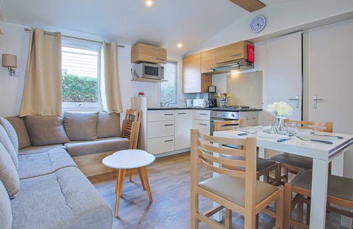 Saint-Jean-de-Monts Alquiler De RV | Mobilhome 'Camping Bois Masson' con piscina compartida y terraza privada