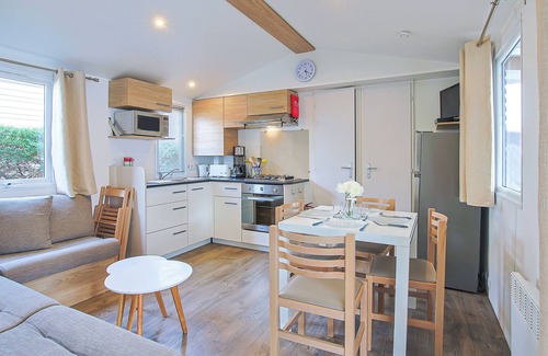 Saint-Jean-de-Monts Alquiler De RV | Mobilhome 'Camping Bois Masson' con piscina compartida y terraza privada