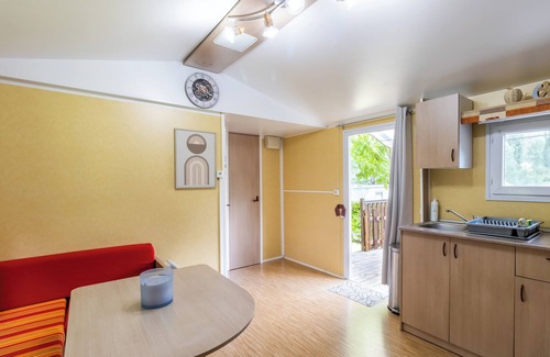 Saint-Pompont Casa | Mobile Home 'Le Chene' with Shared Pool, Private Terrace and Private Garden