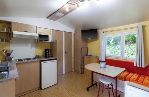 Saint-Pompont Casa | Mobile Home 'Le Chene' with Shared Pool, Private Terrace and Private Garden