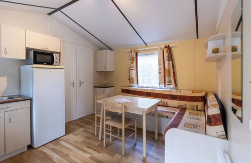 Saint-Pompont Casa | Mobil Home 'Le Noyer' con piscina compartida, terraza privada y jardín privado