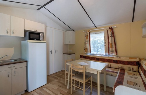 Saint-Pompont Casa | Mobil Home 'Le Noyer' con piscina compartida, terraza privada y jardín privado