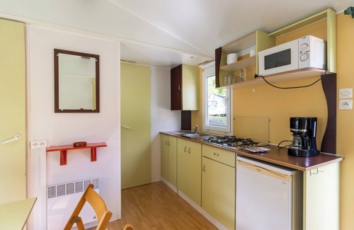 Saint-Pompont Casa | Mobil Home 'Le Tilleul' con piscina compartida, terraza privada y jardín privado