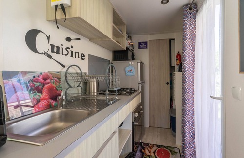 Les Mathes Alquiler De RV | Mobil Home 'La Palmyre 4etoiles' con terraza privada, jardín privado y aire acondicionado