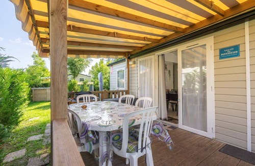 Les Mathes Alquiler De RV | Mobil Home 'La Palmyre 4etoiles' con terraza privada, jardín privado y aire acondicionado