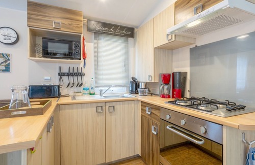 Pont-Aven Alquiler De RV | Mobilhome 'Mobilhome 6 Pers Face Piscine' con piscina compartida y terraza privada