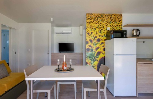 Monterol Casa | Casa vacacional con terraza junto a la piscina