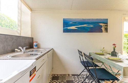 Gujan-Mestras Alquiler De RV | "Mobilhome Bord De Mer Gujan Mestras" con piscina compartida, terraza privada y aire acondicionado