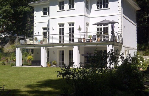 Wilhelmshorst Apartamento | apartamento moderno en una villa espaciosa, parcela de 3.000 metros cuadrados, orientación sur, bosque, WIFI-FREE