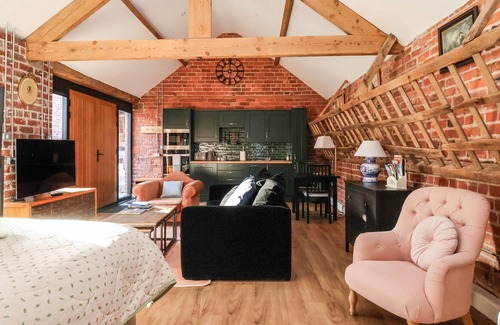 Nether Poppleton Otro | MODEL FARM CART SHED, romantic, character holiday cottage in York