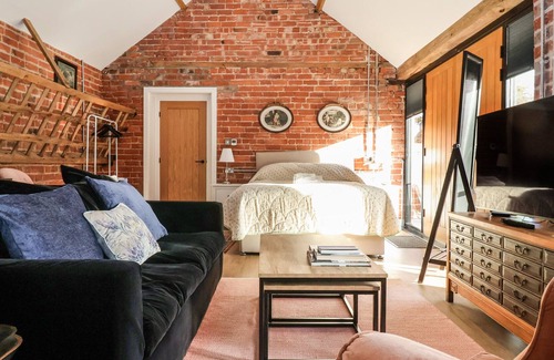 Nether Poppleton Otro | MODEL FARM CART SHED, romantic, character holiday cottage in York