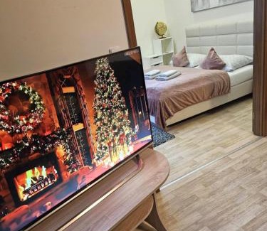Hradec Kralove Apartamento | Moderní apartmán u Velkého náměstí 1, Wi-Fi a Netflix zdarma, koupelna s vanou