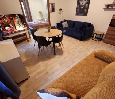 Hradec Kralove Apartamento | Moderní apartmán u Velkého náměstí 1, Wi-Fi a Netflix zdarma, koupelna s vanou