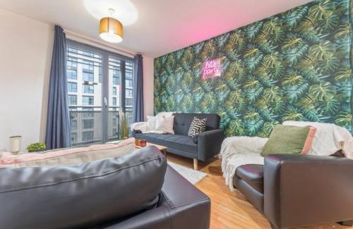 Theatreland Birmingham Apartamento | Modern 1-Bedroom Apartment with Balcony, Free Parking, WIFI, Perfect for Families and Groups