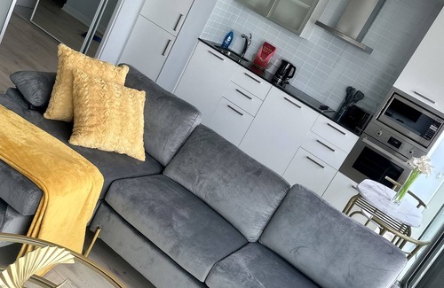 Central Waterfront Condominio | Modern 1 bedroom Condo Downtown Toronto near Union station and Scotia Arena