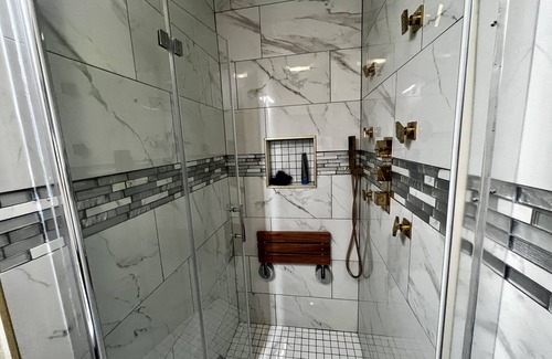 Harbor Casa | Modern 1 Bedroom Home w/shower jets