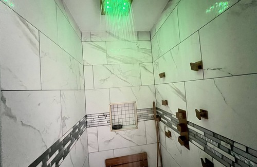 Harbor Casa | Modern 1 Bedroom Home w/shower jets
