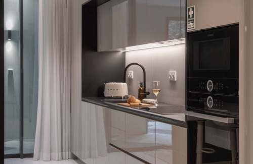 Old Town Apartamento | Modern 1-Bedroom w/Private Patio @ Savoy Insular
