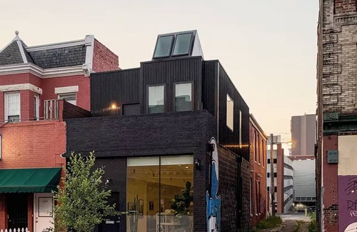 Monroe Ward Apartamento | Modern 1 BR Apartment in the Heart of Downtown Richmond with Off-street Parking