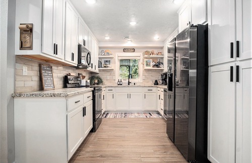 Madison Casa | Modern 1 Level - Dog Friendly - King Bed Suite - 3 TVs - Private Fenced Yard