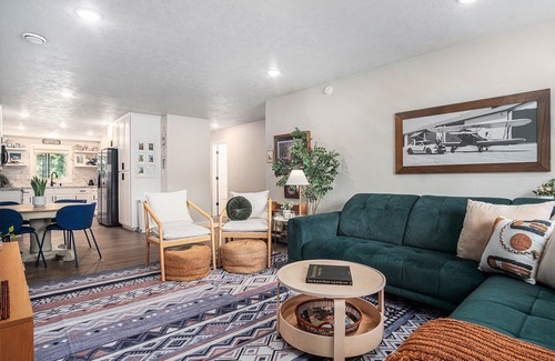 Madison Casa | Modern 1 Level - Dog Friendly - King Bed Suite - 3 TVs - Private Fenced Yard