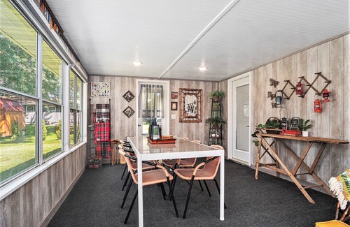 Madison Casa | Modern 1 Level - Dog Friendly - King Bed Suite - 3 TVs - Private Fenced Yard