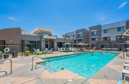 Glendale Sports and Entertainment District Apartamento | Modern 1BD Walk to Westgate Pool Gym WD
