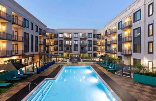 Downtown Condominio | Modern 1BR Condo at 300 Railway w Pool & Fire Pit