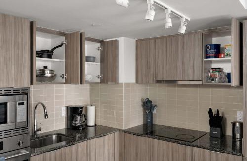 Bay Cloverhill Apartamento | Modern 1BR Condo by Yorkville w Sofa Bed Sleeps 3