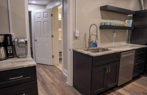 Roanoke Apartamento | Modern 1BR - No Stairs - Quiet & Safe - Park Easy