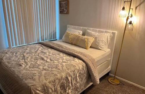 Farmington Hills Apartamento | Modern 1BR Porchlight retreat