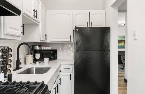 Penn-Knox Apartamento | Modern 1BR Retreat near Historic Philadelphia + Free Parking