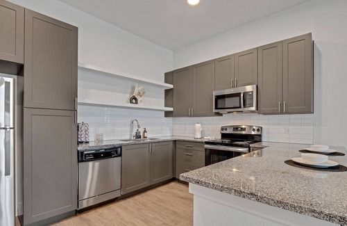 Pflugerville Apartamento | Modern 2 Bd/2 bath apartment - 3 beds - parking, pool, gym, desk