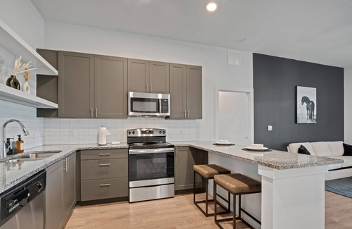 Pflugerville Apartamento | Modern 2 Bd/2 bath apartment - 3 beds - parking, pool, gym, desk