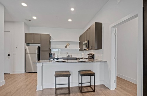 Pflugerville Apartamento | Modern 2 Bd/2 bath apartment - 3 beds - parking, pool, gym, desk