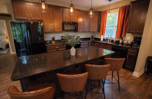 Rockbridge Cabina | Modern 2 BD cabin with hot tub & Games & Central Loc