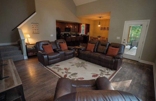 Rockbridge Cabina | Modern 2 BD cabin with hot tub & Games & Central Loc