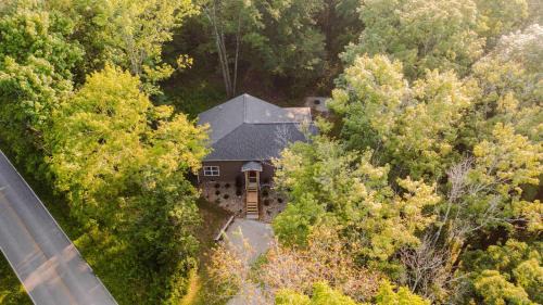 Rockbridge Casa | Modern 2 BD cabin with hot tub & Games & Central Loc
