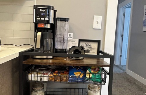 Walnut Hills Apartamento | Modern 2 Bed/2 Full Bath Retreat with King Bed