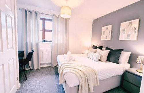Little Stoke Casa | Modern 2-bed , Bradley Stoke, NR Parkway Station, Free Parking