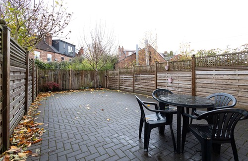 Chorlton-cum-Hardy Casa | Modern 2 Bed Home with Free Parking & Garden in Manchester