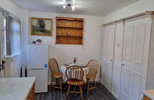 Leeds Casa | Modern 2-bed Home - Private Garden, Parking & Wifi